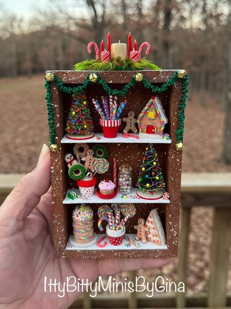 Lights For Christmas, Christmas Diorama, Christmas Shadow Boxes, Dollhouse Christmas, Diy Doll Miniatures, Mini Doll House, Doll House Crafts, Clay Diy Projects, Dollhouse Miniatures Diy