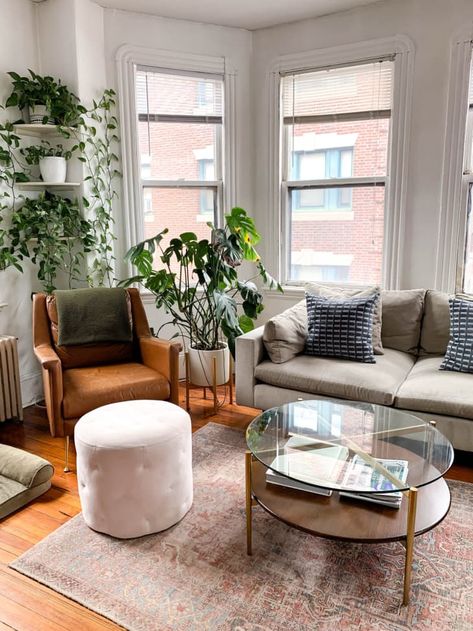 450-Square-Foot Boston Apartment Photos | Apartment Therapy Plants In Corner Of Living Room, Plants In Corner, Corner Of Living Room, Round Living Room Table, Boston Living Room, Chaise Beige, Boston Apartment, Round Living Room, Sofa Ottoman