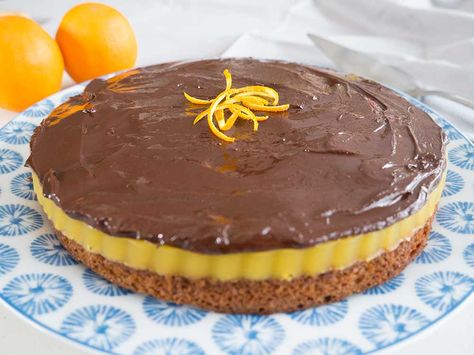 Giant Jaffa Cake, Jaffa Cake Recipe, Jaffa Cakes, Chocolate Hazelnut Cake, Orange Jelly, Vegan Pudding, Vegan Party Food, Jaffa Cake, Hazelnut Cake