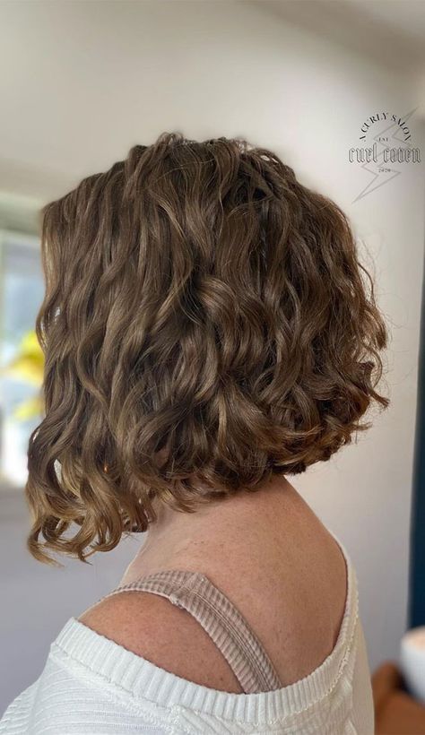 Loose Curl Bob, Curled Bob Hairstyle, Bob 2024, Kręcony Bob, Curl Bob, Curly Bob Haircuts, Graduated Bob Hairstyles, Crown Hairstyle, Tan Skin Blonde Hair