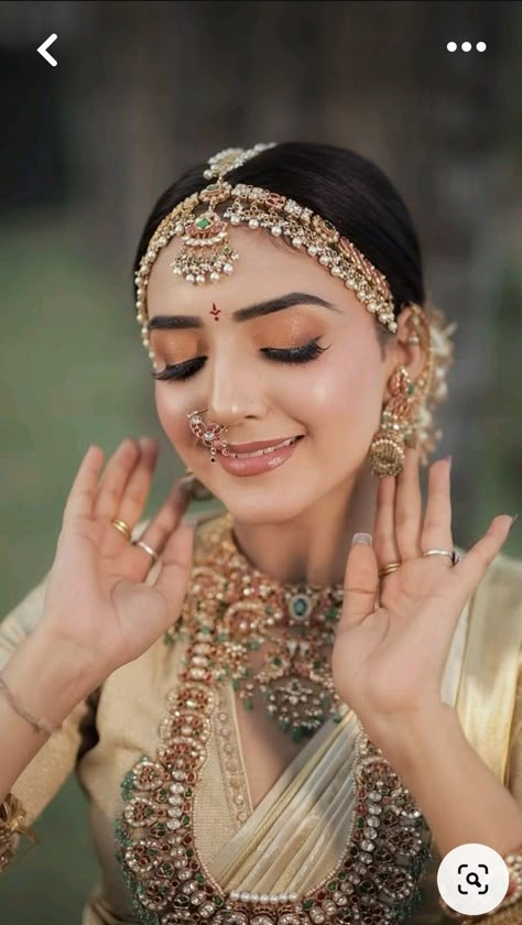 Indian Bridal Hairstyles For Round Face, Bridal Jewellery For Round Face, Traditional Round Jewelry For Reception, Tamil Bride Makeup, Hindu Bridal Makeup Kerala, Simple Bridal Makeup, Bangle Ceremony, Golden Saree, Indian Bride Outfits