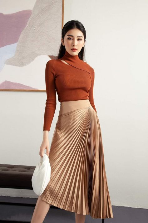 Italian Vacation Outfit, Midi Silk Skirt, Esthetician Esthetics, Dinner Attire, Wedding Guest Skirt, Brown Pleated Skirt, Skirt Styles, Ankara Tops, Style Essentials