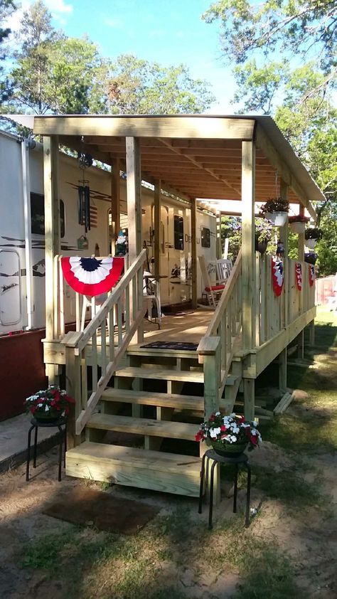 Campers With Decks, Campground Landscaping, Camper Landscaping, Porch For Rv, Camper Porch, Rv Decks, Camper Deck, Porch For Camper, Screen Porch Systems