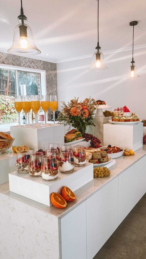 Cute Brunch Decorations, Brunch Trends 2023, Brunch Serving Dishes, Birthday Brunch At Home Decorations, Cute Brunch At Home, Modern Brunch Decor, 23 Birthday Brunch, Diy Bottomless Brunch, Table Setting For Brunch