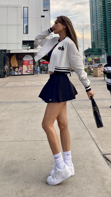 Cute Athletic Wear Outfits, Sports Skirt Outfit, Gym Skirt Outfit, Sporty Skirt Outfits, Alo Jacket, Golf Skirt Outfit, Blue Tennis Skirt Outfit, Alo Outfit, Kerina Wang