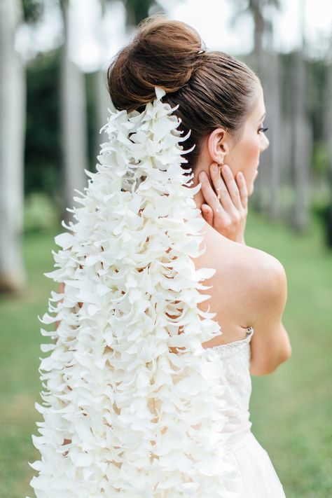 Veil - White dendrobium orchid flowers used for a full length veil! See more here: http://www.StyleMePretty.com/2014/05/23/romantic-hawaiian-bridal-inspiration/ Photography: CarmenAndIngo.com White Dendrobium Orchids, Flower Veil, Luau Wedding, Head Pieces, Hawaiian Wedding, Hawaiian Luau, Bridal Session, Bridal Shoot, Hawaii Wedding