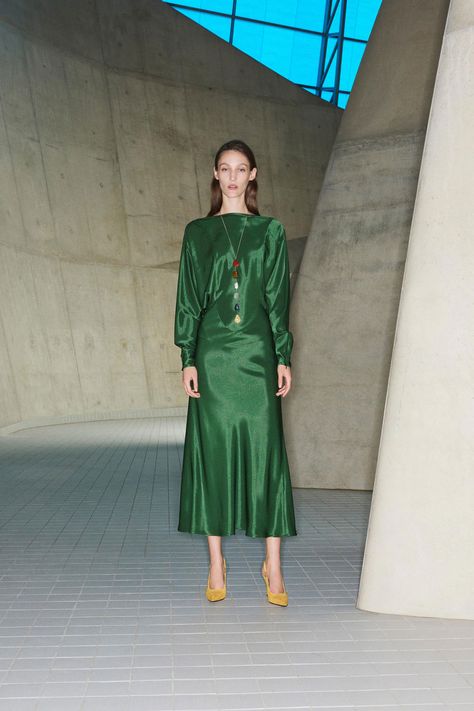 Beckham Style, Pre Fall Fashion, Victoria Beckham Dress, Victoria Beckham Style, Fancy Frocks, Pre Fall Collection, 2018 Fashion, Holiday Style, Green Midi Dress