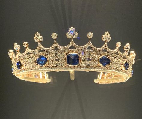 Dovecote Antiques on Instagram: “Last weekend we were delighted to visit the @vamuseum to see the recently displayed sapphire coronet designed by Prince Albert for Queen…” Sapphire Tiara, Cullinan Diamond, Art Deco Pendant Necklace, Pearl Tiara, Art Deco Brooch, Diamond Tiara, Art Deco Pendant, Aquamarine Earrings, Isabel Ii