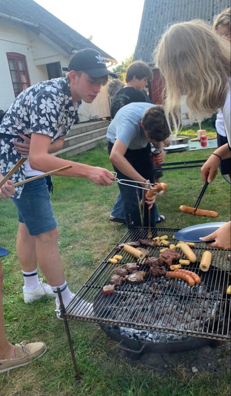 Barbecue Aesthetic Friends, Aesthetic Activities, Bbq With Friends, New York City Vacation, English Summer, Sister Photos, Barbecue Party, Bad Friends, Friends Series