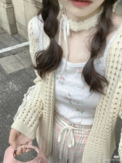 Korean Coquette Aesthetic, Coquette Outfit Ideas Casual, Coquette Outfit Korean, Beige Coquette Outfits, Coquette Outfit Inspo Pink, Coquette Autumn Outfits, Coquette Core Outfits, Pink And Beige Outfit, Japan Summer Aesthetic