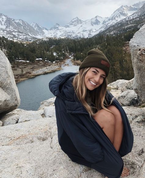 Granola Girl Aesthetic Outfits, Spring Hiking Outfits, Hiking Poses, Estilo Rachel Green, Girl Aesthetic Outfits, Hiking Pics, Cute Hiking Outfit, Granola Girl Aesthetic, Hiking Fits