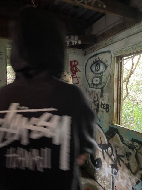 #stussy #abandoned #style #graffiti Stussy Wallpaper, Hip Hop Wallpaper, Stussy Men, Graffiti Pictures, Emo Pfp, Hobo Style, Painting Wallpaper, Graffiti