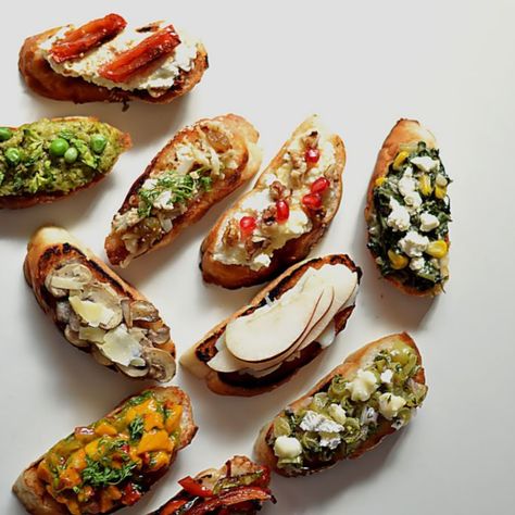 Vegetarian Wedding Appetizers, Vegetarian Starter Recipes, Vegetarian Italian Recipes, Bruschetta Appetizer, Vegetarian Starters, Crostini Appetizers, Bruschetta Toppings, Bread Dishes, Vegan Chef