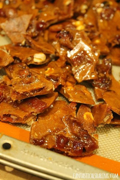 Bacon Piggy Brittle #recipe #brittle #candy #bacon Maple Bacon Brittle, Bacon Pecan Brittle, Bacon Peanut Brittle, Bacon Brittle Recipe, Homemade Bologna, Bologna Recipes, Chocolate Bacon, Brittle Recipes, Party Cooking