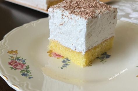 Sampita Recipe, Meringue Cake Recipe, Cappuccino Cake, Milka Chocolate, Desserts Around The World, Brulee Recipe, Meringue Cake, Vanilla Sponge Cake, Milk Cake