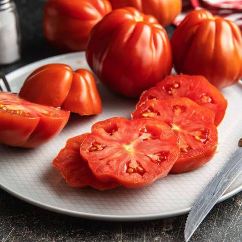 Let me show you all the marvelous dishes you can make with large and rich beefsteak tomatoes, the juicy giant of its tomato cousins. Fresh Summer Meals, Plants In Pots, Beefsteak Tomato, Grilled Eggplant, Summer Meals, Grilled Tomatoes, Beef Sirloin, Italian Salad, Cheesy Sauce