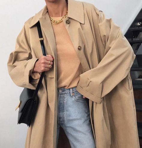 Denim x Leather: Pepa Mack Minimal Style - Minimalist Street Style - Minimal. / Visual. Mac Outfit, Camel Coat Outfit Classy, Outfits Beige, Trench Outfit, Coat Outfit Casual, Camel Coat Outfit, Minimalist Street Style, Trendy Suits, Trench Coat Outfit