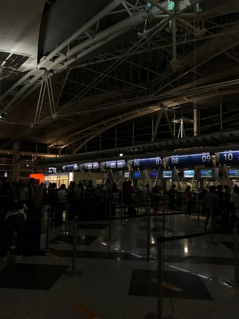 Aesthetic Airport Pictures Night, Dark Airport Aesthetic, Airport Aesthetic Winter, Airports At Night, Airport Vibes Night, Airport Snapchat Stories Night, Airport At Night Aesthetic, Night Airport Aesthetic, Airport Aesthetic Night