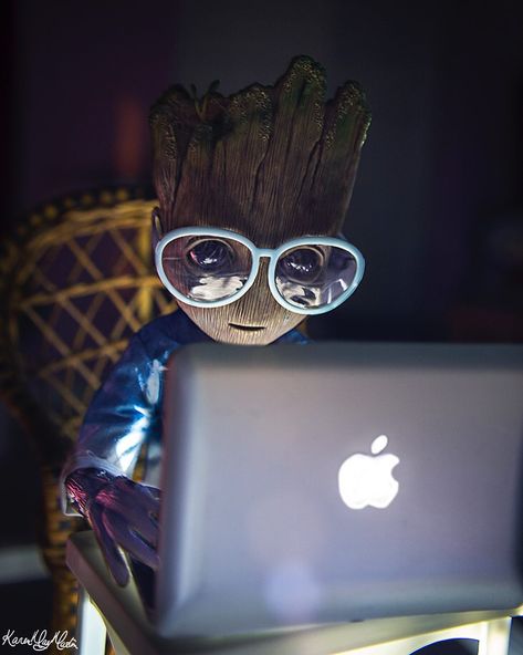 Doing work #groot #babygroot #hottoys #sideshowcollectibles #guardiansofthegalaxy #guardians #gotg #marvel #disney #miniatures #macbook… Groot Wallpaper, Sarra Art, Groot Guardians, Groot Marvel, Fb Profile, I Am Groot, Cartoon Wallpaper Hd, Geometric Drawing, Swag Cartoon