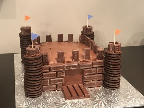 Chocolate Castle Cake, Knight Castle Cake, Chocolate Train Cake, Castle Cake Diy, Easy Castle Cake, Chocolate Castle, Boy Scout Cake, Castle Party, Knight Party