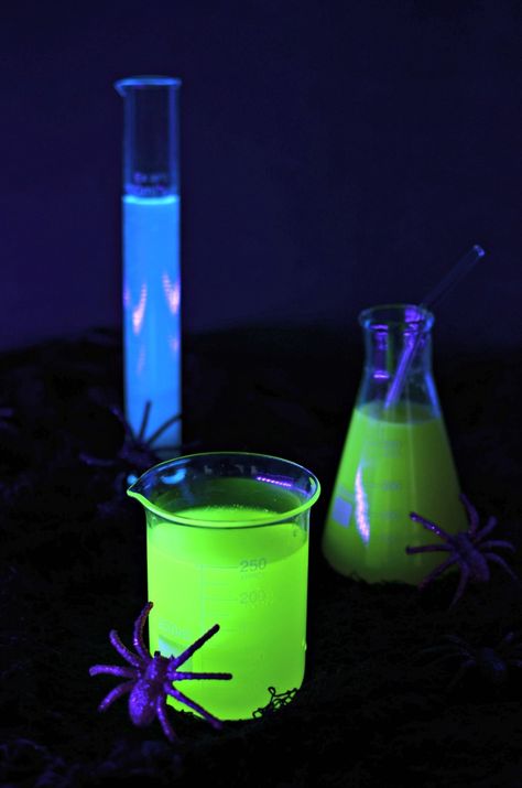 Add some fun to your Halloween Party with these cocktails that will glow in the dark with a black-light! Find out how to make these cocktails that are sure to be the hit of your Halloween Party. #inspirationspotlight Halloween Alcohol, Spooky Dinner, Booze Drink, Light Drinks, Alcohol Dispenser, Light Halloween, Blacklight Party, Halloween House Party, Halloween Cocktails