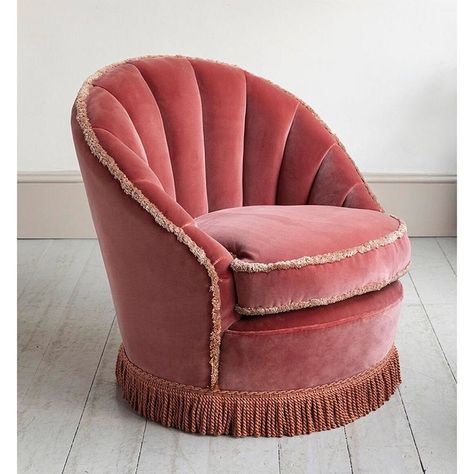 Pink & Plump 💖 and ready to seat. This pair of 1940s Hollywood Regency scallop shell tub chairs #foundbyhowe have been recovered in the… 1940s Interior Design, 1940s Interior, Hollywood Regency Decor, Pink Chair, Chinoiserie Chic, Scallop Shells, Hollywood Regency, Cotton Velvet, Tub Chair