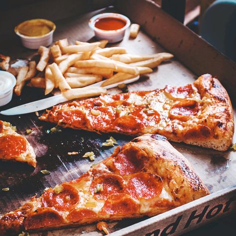 Peter B. Parker aesthetic. Spider verse. Pizza Variety, Parker Aesthetic, Peter B Parker, Pizza Sides, Healthy Fast Food Options, Dinner Suggestions, Lunch Planning, 3 Course Meals, Fast Food Items