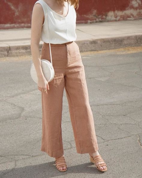 Square Pants Outfit Casual, Square Pants Outfit, Casual Yoga Pants Outfit, Yoga Pants Outfit Summer, Pants Outfit Summer, Classic Closet, Summer Yoga, Wardrobe Goals, Color Combinations For Clothes