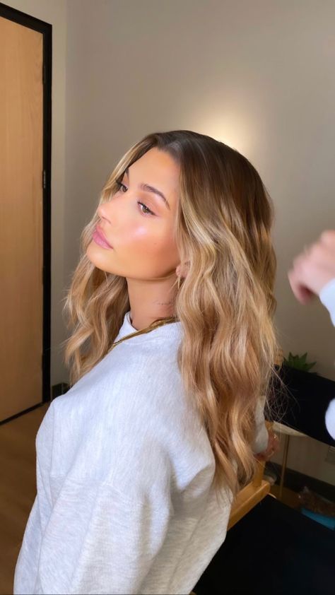 Hailey Beiber Hair Colour, Hailey Bieber Hair Blonde, Hailey Bieber Brown Hair, Hailey Bieber Blonde, Hailey Bieber Hair Color, Blondish Brown Hair, Grown Out Blonde Hair, Honey Blonde Hair, Brown Hair Balayage