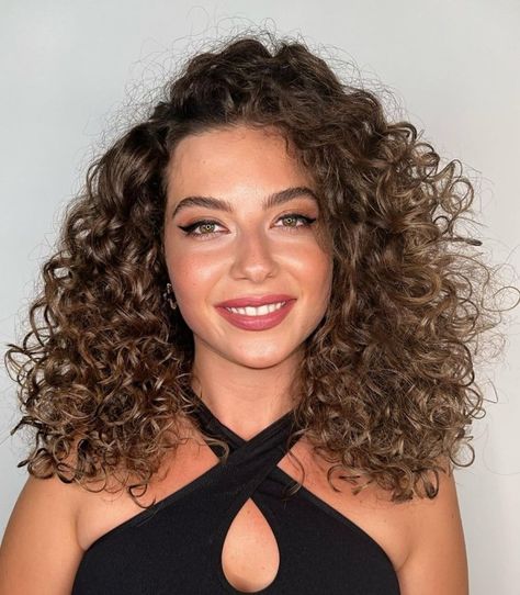 Side Parted Curly Hair, Natural Curly Hair Hairstyles, Side Part Curly Hair, Curly Side Part, Curly Hair Side Part, Side Curly Hairstyles, Hairstyle For Curly Hair, Curly Fringe, Curly Cut