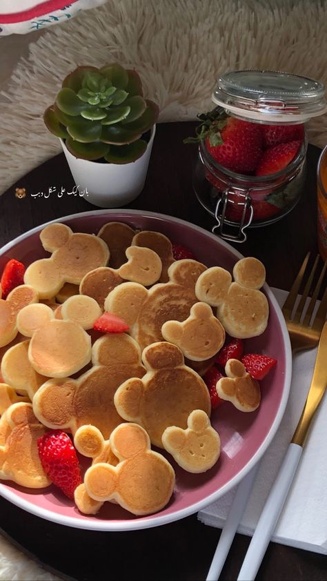 Disney Pancakes, Disney Breakfast Ideas, Kid Pancakes, Minnie Mouse Pancakes, Mickey Mouse Pancake, Cartoon Pancakes, Disney Princess Breakfast, Pancakes For Kids, Mickey Food