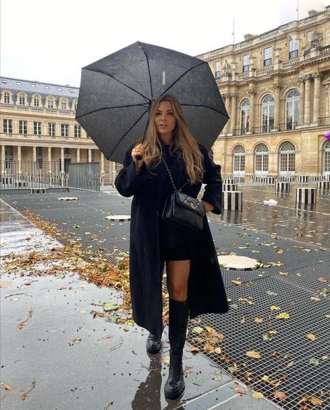 Umbrella Outfit, Cozy Rainy Day Outfit, Rainy Day Outfit Ideas, Rainy Outfit, Rainy Day Outfits, Cozy Rainy Day, Gloomy Weather, Preppy Fall Outfits, Day Outfit Ideas