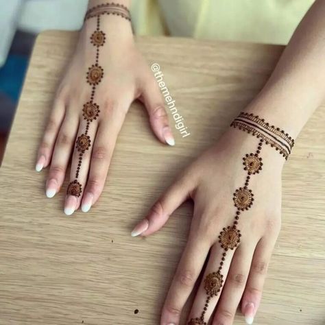 Easy Mehendi Designs Fingers, Easy Minimal Mehndi Designs, Minimal Mehendi Back Hand, Very Minimal Mehendi, Easy And Aesthetic Mehendi Designs, Small And Easy Mehendi Designs, Back Simple Mehndi Design Easy, Mehndi Designs For Small Kids, Aesthetic Small Mehndi Designs