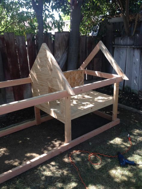 Pallet Backyard, Decorating Backyard, Coop Layout, Chicken Coop Designs Diy, Coop Decor, Mobile Chicken Coop, Oasis Backyard, Small Chicken Coops, Easy Chicken Coop