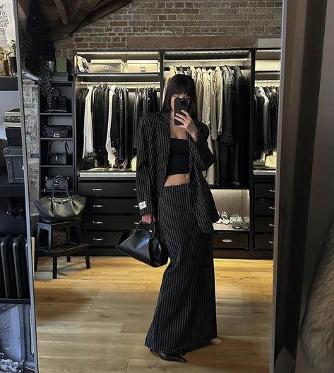 Straight Skirt Outfits, Ivona Zupet, Pinstripe Skirt, Luxury Wardrobe, Black Wardrobe, Maxi Skirt Outfits, Fashion Aesthetics, Skirt Outfit, Straight Skirt