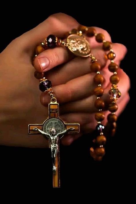 Eucharistic Adoration Wallpaper, Rosary Photography, Catholicism Aesthetic, Rosary Aesthetic, Catholic Photography, Praying Hands With Rosary, Praying The Rosary Catholic, Our Lady Of Rosary, Mother Mary Pictures