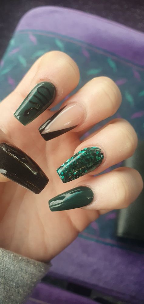 Emerald Green Gothic Nails, Emerald Green Snake Nails, Black And Green Snake Nails, Emerald Green Nail Ideas Short, Black And Green Nails Designs, Green Snake Nails, Black Green Nails, Emerald Green And Black Nails, Dark Color Nails