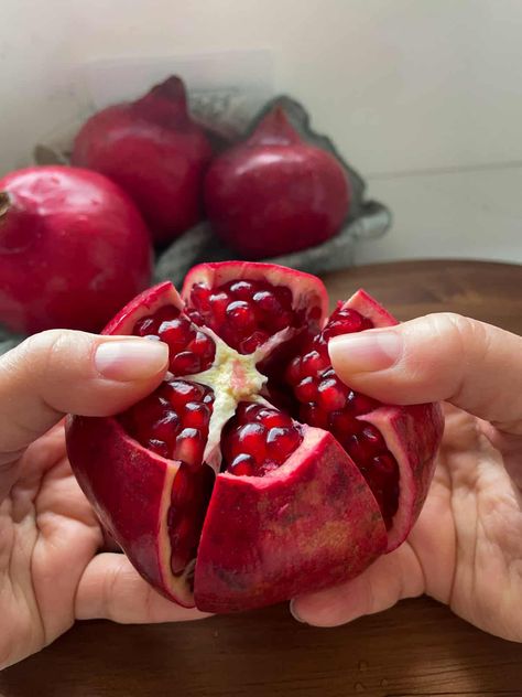 How To Clean Pomegranate, Peeling A Pomegranate, How To Peel A Pomegranate Simple, How To Seed Pomegranate, Eating Pomegranate Reference, How To Pomegranate Seeds, How To Cut A Pomegranate Easy, How To Eat A Pomegranate, How To Cut A Pomegranate