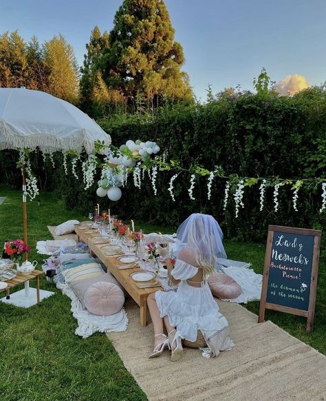 Bridal Picnic, Bachelorette Sleepover, Classy Bachelorette Party, Backyard Bridal Showers, Outdoor Bridal Showers, Bachelorette Inspo, Bridal Shower Inspo, Diy Farmhouse Style, Bride Shower