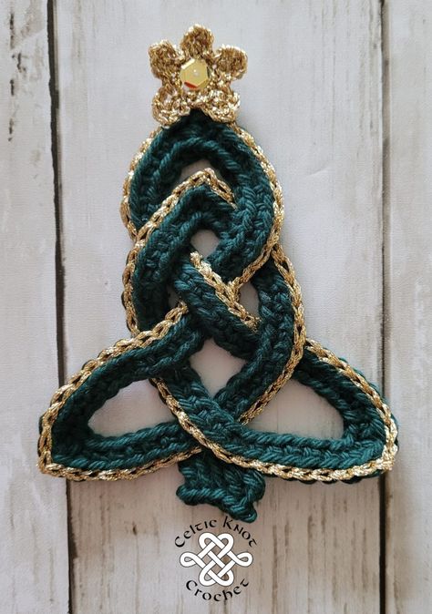 Diy Crochet Ornaments, Celtic Crochet, Crochet Ornaments Free Pattern, Crochet Christmas Garland, Crochet Decorations, Celtic Christmas, Crochet Christmas Trees Pattern, Crochet Christmas Wreath, Crochet Tree