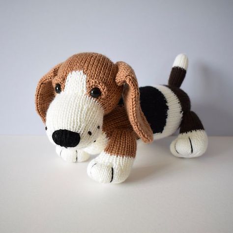 Free Pattern Alert! Knit a Cute Herbie the Bassett Hound Designed By Amanda Barry #knit #knitting #freepattern #handmade #diy Knitting Animals, Knitting Bear, Knitting Patterns Free Dog, Bunny Knitting Pattern, Knitted Toys Free Patterns, Softie Pattern, Animal Knitting Patterns, Bassett Hound, Knitting Patterns Toys