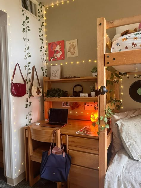 Small Dorm Aesthetic, Cozy Dorm Ideas, Syracuse University Dorm, Warm Dorm Room Aesthetic, College Dorm Inspo Cozy, Uc Davis Dorm, Uiuc Dorm, Cute Dorm Rooms For Two, Bunk Bed Dorm Room Ideas