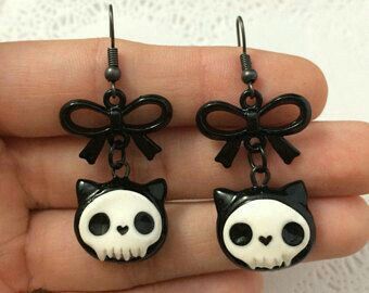 Cats Crafts, Polymer Clay Halloween, Cat Skull, Clay Jewelry Diy, Cute Clay, Clay Design, Sculpting Clay, Funky Jewelry, Skull Earrings