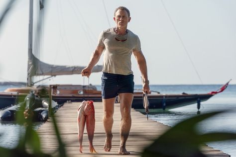 No Time to Die Shakes Up James Bond’s Iconic Wardrobe | Vogue Daniel Craig Workout, James Bond Outfits, Bond Outfits, British Royal Marines, Venom 2, Outfits Men Summer, Summer Outfits Beach, Bond Style, James Bond Style