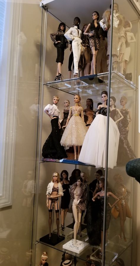 Aesthetic Doll Collection, Barbie Doll Collection Display, Doll Collection Aesthetic, Barbie Collection Display, Barbie Display Ideas, Doll Collection Display, Old Barbie Dolls, Fashion Designer Studio, Barbie Room