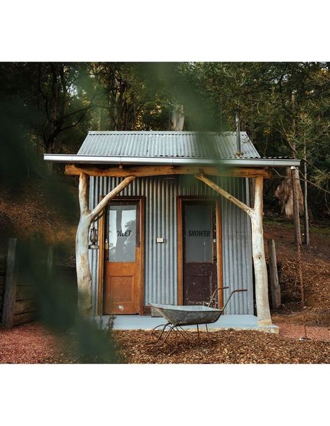 Outhouse Bathroom Ideas, Cute Outhouse, Living In A Shed, Outhouse Bathroom, Outside Toilet, Toilet Outdoor, Outdoor Bathroom Design, Outdoor Toilet, Outdoor Bath