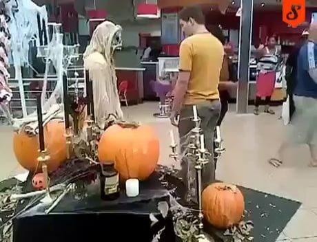 Scaring the scarer Great Pranks, Halloween Pranks, English Jokes, Sports Memes, Prank Videos, Memes Br, Reaction Meme, Sports Humor, Funny Pranks