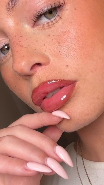 Sam 🍓💗 on Instagram: "Recreating the 'Clean girl' queen's lip combo! Ad. 🍓🫧Using @rimmellondonuki Glassy Gloss in berry glacé & brownie pie lipliner! #RimmelLondon #bigglossenergy #ad" Lips Ideas Makeup, Prom Lip Combo, Brownie Lip Combo, Clean Girl Lip Combo, Lip Liner Lip Gloss Combo, White Girl Lip Combo, Berry Lip Combo, Lined Lips With Gloss, Lips Makeup Ideas