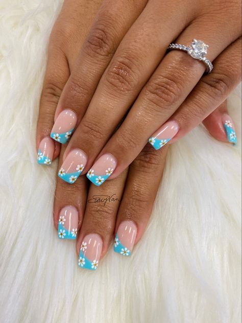 Daisy Nail Design French Tips, Daisy Acrylic Nails Flower Designs, Daisy Wedding Nails, Colorful Daisy Nails, Summer Daisy Nails, Daisy Fingernails, Girls Nail Designs Kids, Daisy Nails Acrylic, Daisy French Tip Nails