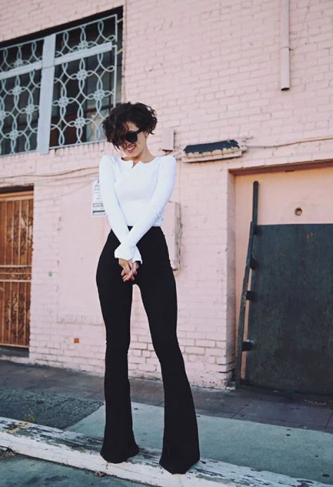 fitted black flared leggings with long sleeve white v neck shirt - Outfits with flare Leggings Karla Deras, Mode Vintage, Mode Inspiration, Looks Vintage, Outfits Casuales, Look Fashion, Modest Fashion, Bell Bottom Jeans, Fashion Inspo Outfits